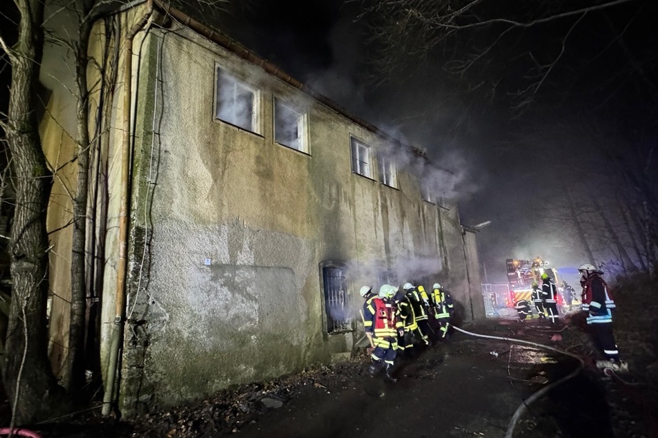 In einer Industriebrache in Wiesa war am Sonntagabend ein Brand ausgebrochen.