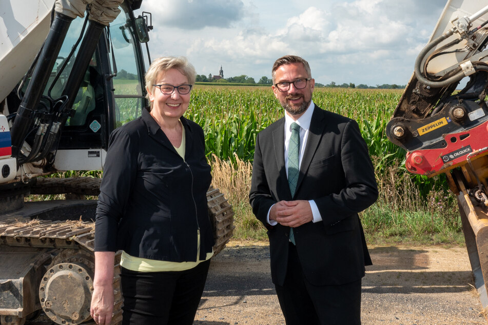 Sie freuen sich: Landesarchäologin Dr. Regina Smolnik (63) und Verkehrsminister Martin Dulig (50, SPD).