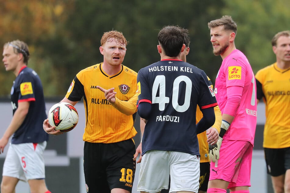 Leon Parduzi (19) zerstörte den Elfmeterpunkt. Robert Wagner (23, l.) und Patrice Covic (19, verdeckt) geigten der Kieler Sprotte die Meinung. Parduzi sah Gelb wegen Unsportlichkeit.