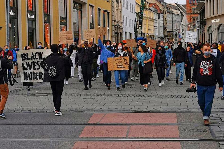 Am Münchner Max-Joseph-Platz zogen die Demonstranten in Richtung Odeonsplatz.