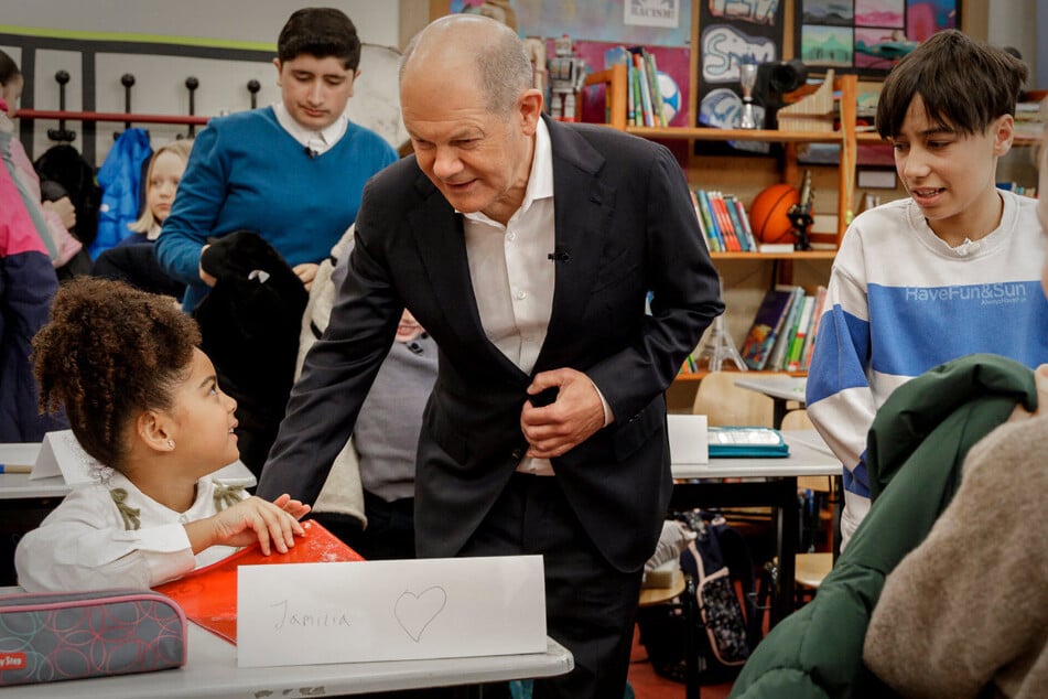 Bundeskanzler Olaf Scholz (66, SPD) muss den Kindern Rede und Antwort stehen. Beispielsweise auch beim Thema Wehrpflicht.