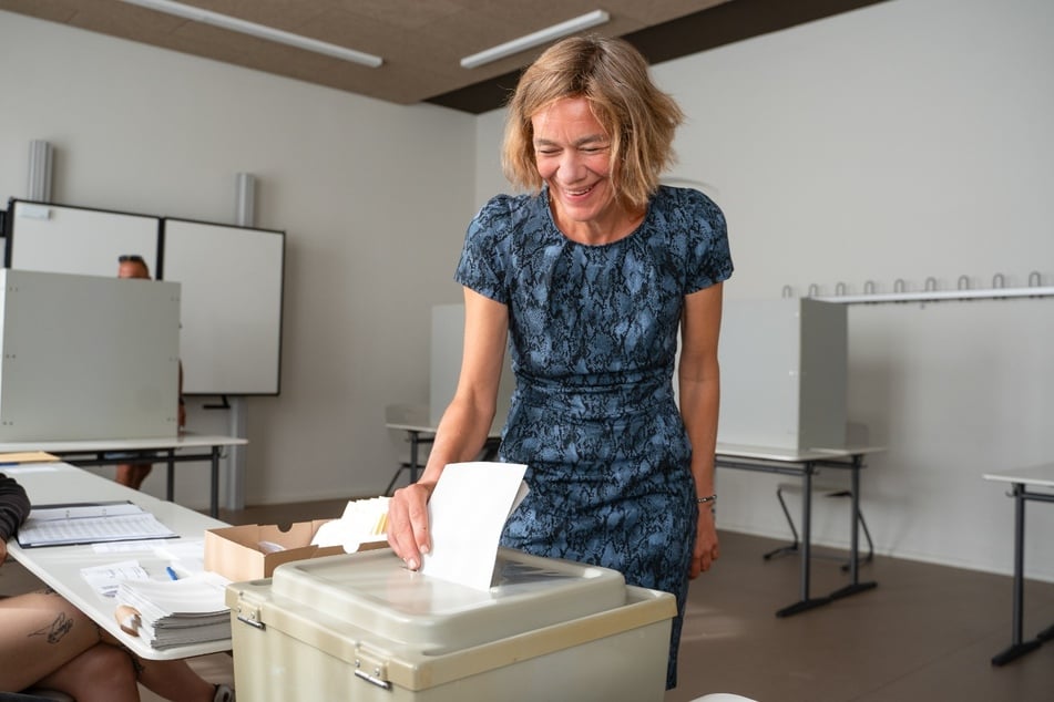 Das Lächeln sollte ihr nicht vergehen, denn Juliane Nagel (45, Linke) sicherte sich ein Direktmandat.