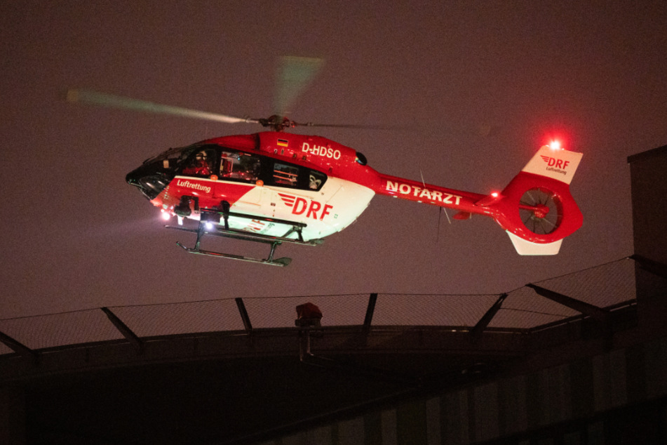 Der Hubschrauber der DRF-Luftrettung hat einen am Coronavirus erkrankten Patienten aus Thüringen nach Niedersachsen geflogen.