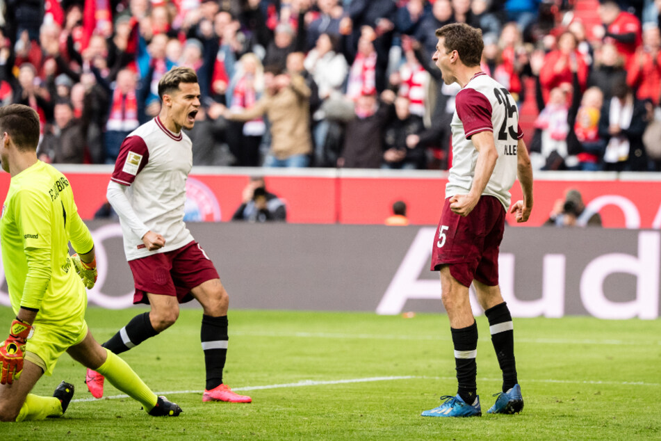 Torschütze Thomas Müller (r.) jubelt mit seinem Teamkollegen Philippe Coutinho über seinen Treffer zum 1:0.