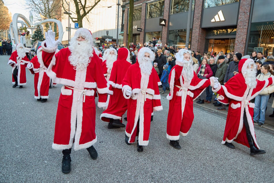 Am heutigen Samstag ist eine Weihnachtsparade durch die Hamburger Innenstadt gezogen.