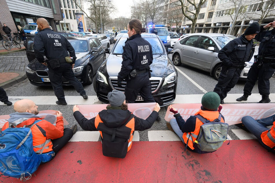 Klimaaktivisten der "Letzten Generation" blockieren eine Straße in Hannover.