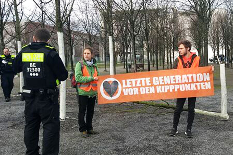 "Letzte Generation": Klima-Aktivisten fällen Baum vor Bundeskanzleramt!