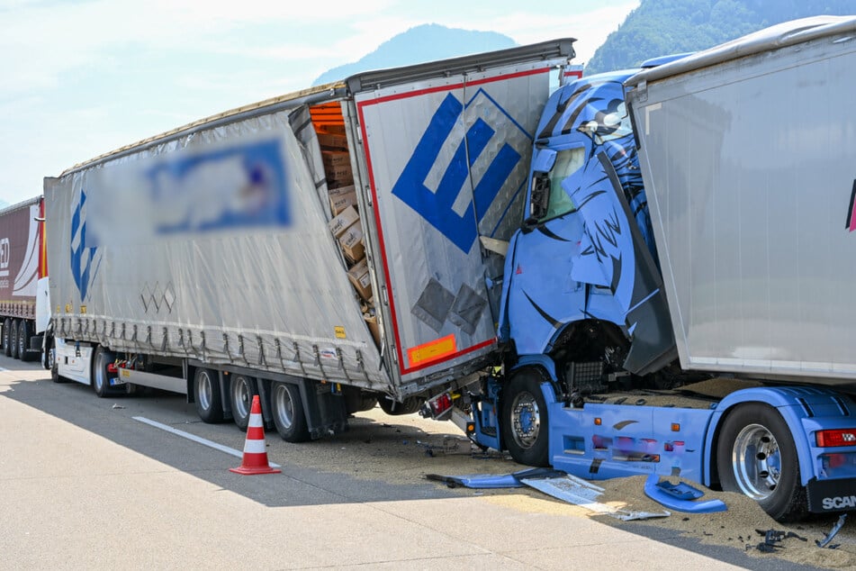 Vier Lkw wurden auf der A93 ineinander geschoben.