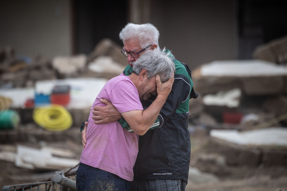 Katastrophe im Ahrtal: Zwei Brüder liegen sich im Juli weinend in den Armen, als sie ihr zerstörtes Elternhaus erblicken.
