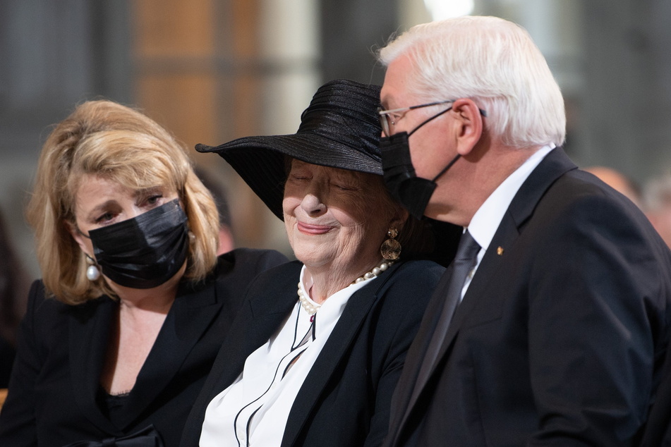 Die sichtlich ergriffene Witwe Ingrid Biedenkopf (90) wurde fürsorglich gestützt von Bundespräsident Steinmeier (r.).