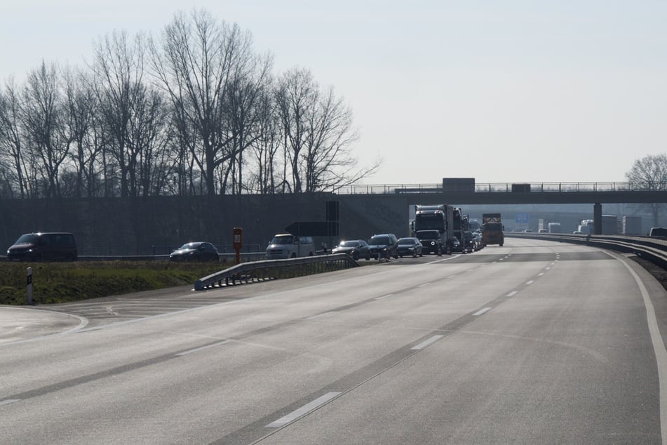 Die Polizei leitet den Verkehr von der A1 ab.