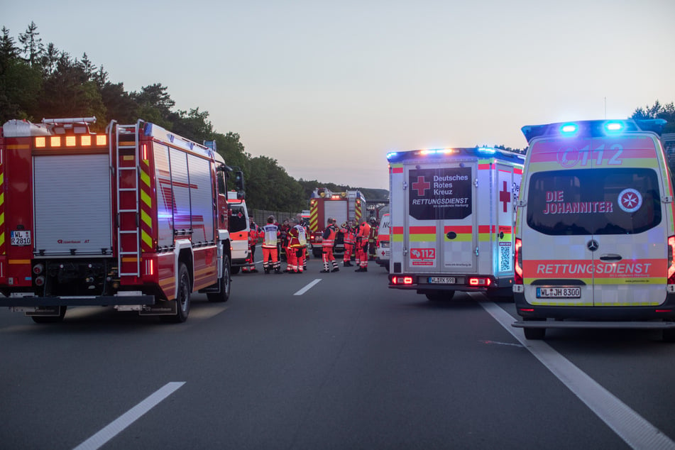 Auf der A1 kam es am Sonntagabend zu einem Unfall, bei dem mehrere Menschen verletzt wurden.