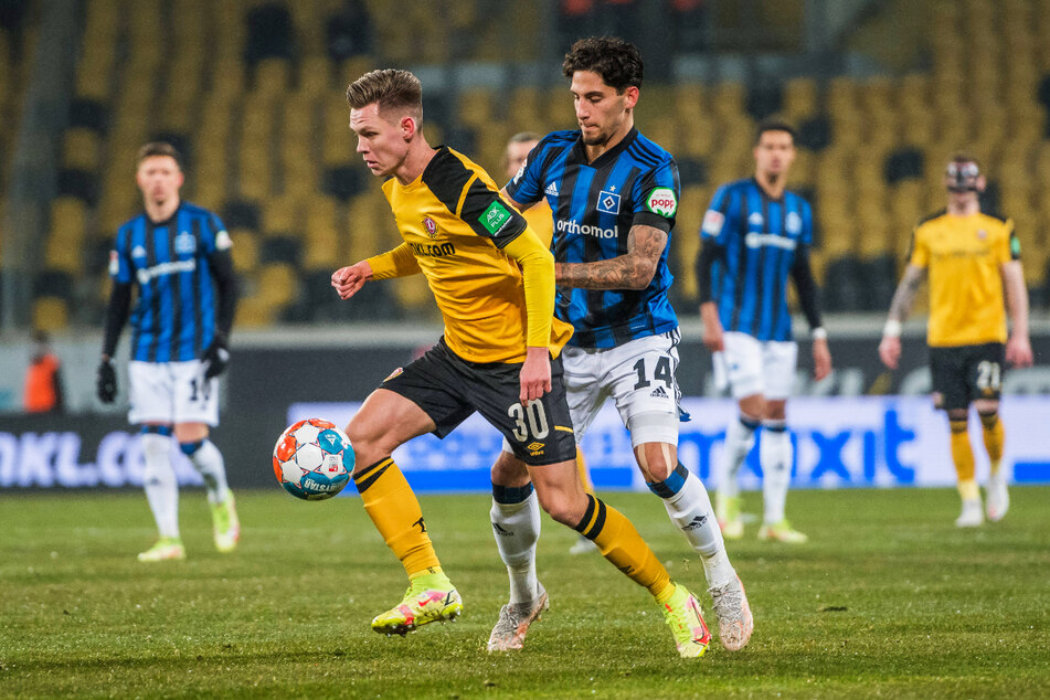 Julius Kade (22, 2.v.l.) behauptet den Ball gegen Hamburgs Ludovit Reis (21). Dynamo-Coach Alexander Schmidt (53) attestiert seinem Schützling deutliche Fortschritte.