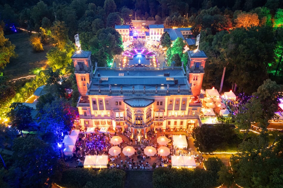Für die Schlössernacht prächtig beleuchtet - Schloss Albrechtsberg.