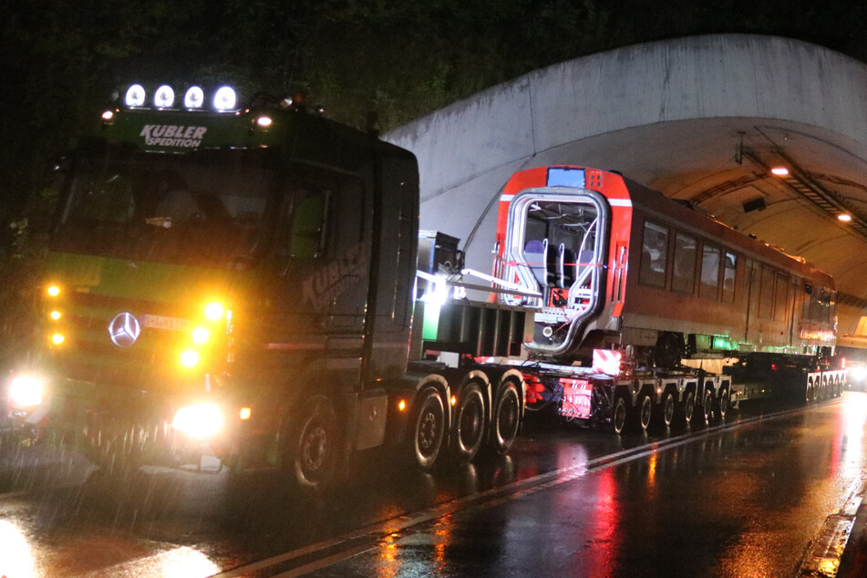 Komplizierter Transport: Gestrandete Regionalbahn sorgt für Tunnel-Sperrung