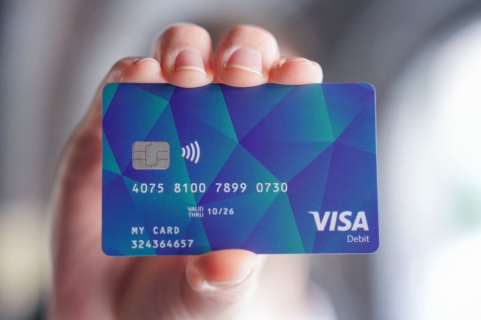 Die Bezahlkarte limitiert Bargeld-Abhebungen auf 50 Euro pro Monat, kann zum Bezahlen aber in den allermeisten Geschäften genutzt werden.