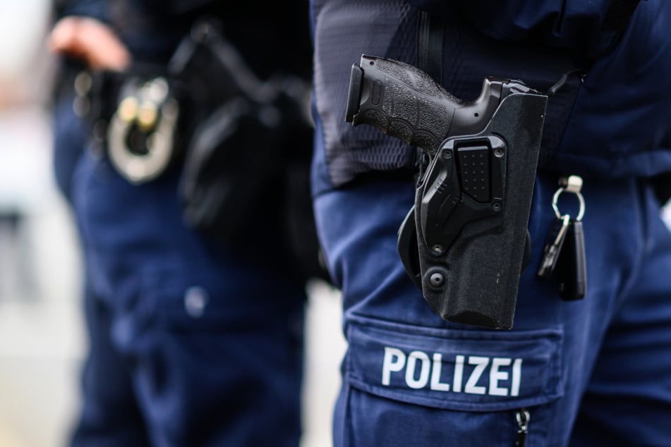 Als der 25-Jährige mit einem nicht näher definierten "Gegenstand" auf die Polizisten losging, eröffneten diese das Feuer. (Symbolbild)