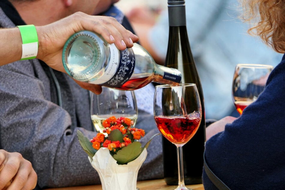 Auf dem Markt in der Schwarzenberger Altstadt gibt es wieder leckere Weinsorten zu genießen.