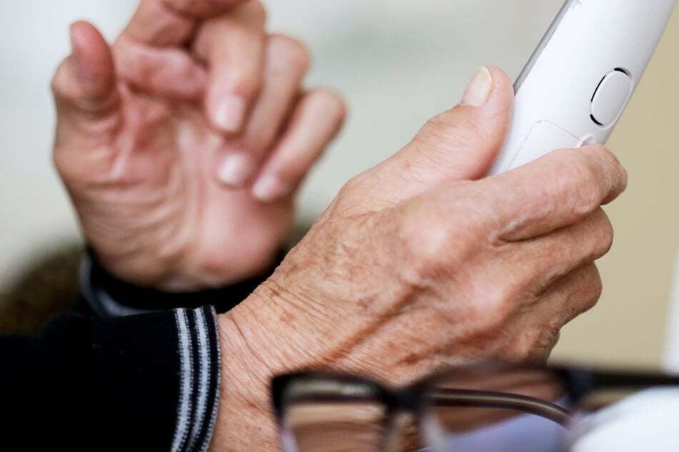 Nach einem sogenannten Schockanruf hat ein über 80-jähriger kiloweise Silber an einen Betrüger übergeben. (Symbolbild)