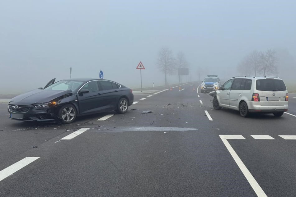 Beide Autos waren stark beschädigt und mussten abgeschleppt werden.