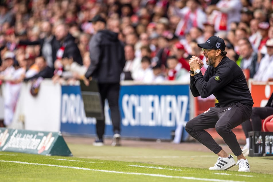 Energie-Trainer Pele Wollitz leidet an der Seitenlinie mit.