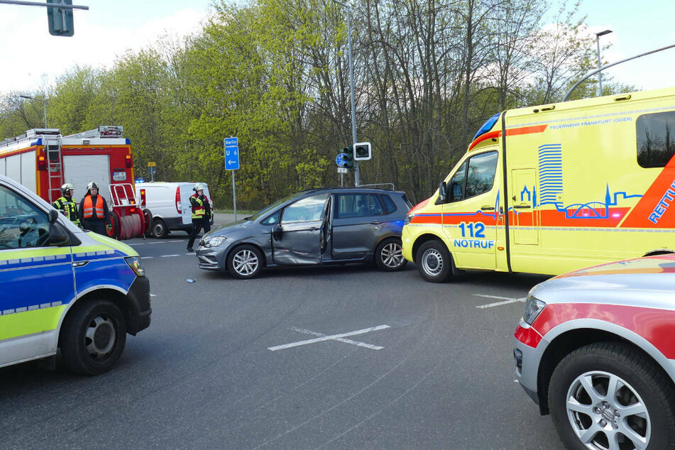 In Frankfurt (Oder) ist am Samstagmittag ein VW an der Kreuzung Kopernikusstraße/Müllroser Chaussee mit einem Rettungswagen zusammengekracht.