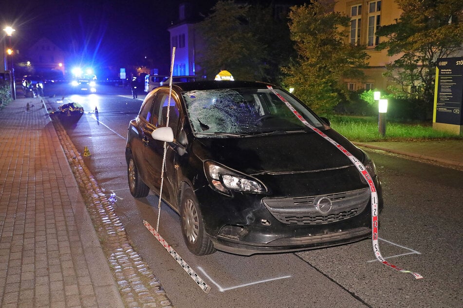 Ein Opel ist am Donnerstagabend in Tharandt mit einem Fußgänger kollidiert.