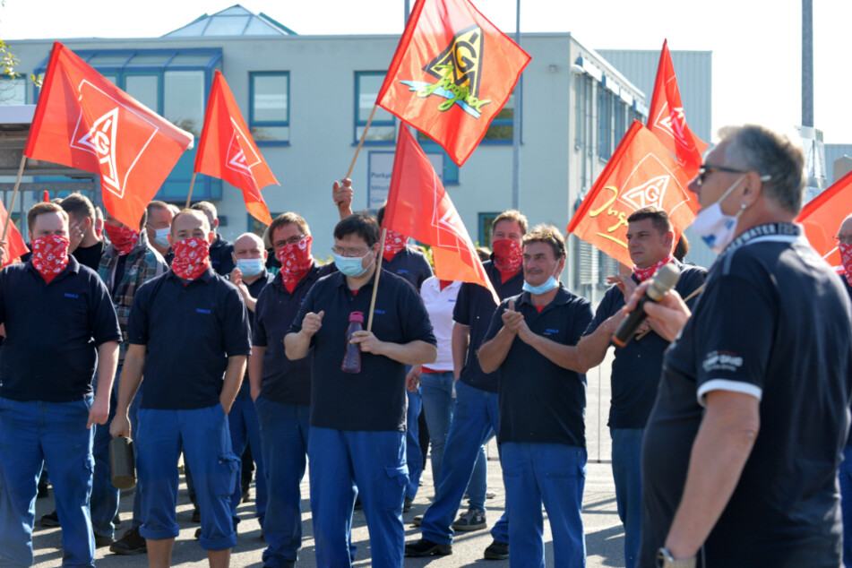 Proteste vor den Werkstoren: Die Mitarbeiter wehren sich gegen die geplante Schließung.