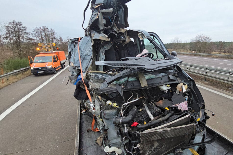 Das Wrack des Kleintransporters wird nach dem Unfall abgeschleppt.