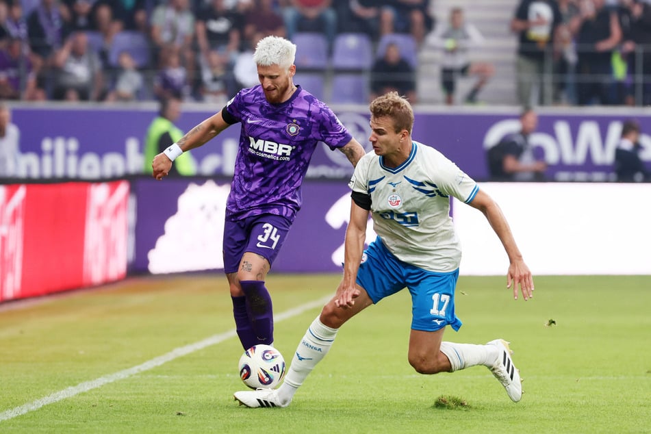 Aue-Spieler Marvin Stefaniak (l.) gegen Rostock-Spieler Florian Carstens (26).
