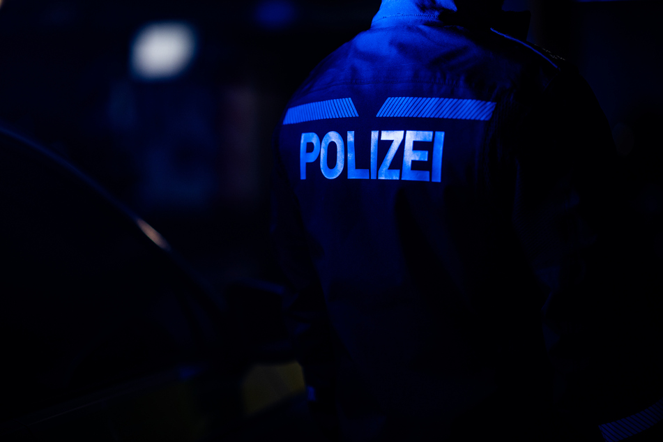In Leipzig-Möckern mussten Polizisten am Donnerstagabend mit zwei alkoholisierten 21-Jährigen klarkommen. (Symbolbild)