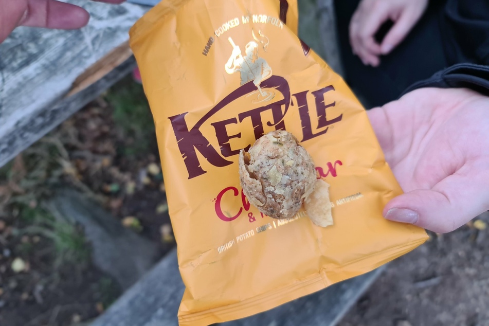 Was für ein kurioser Anblick: In seiner Chips-Packung fand dieser Mann eine ganze Kartoffel!