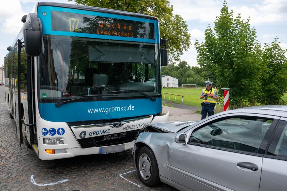Der Mercedes und der Linienbus krachten frontal zusammen.