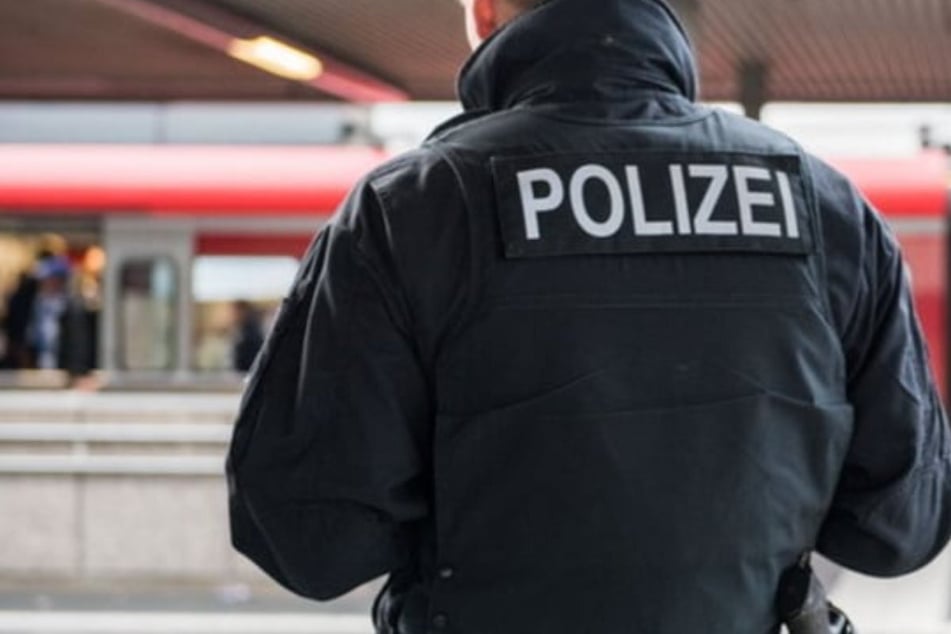 Ein Bundespolizist, der in dem Zug unterwegs war, fixierte den Mann bis zum Eintreffen seiner Kollegen.