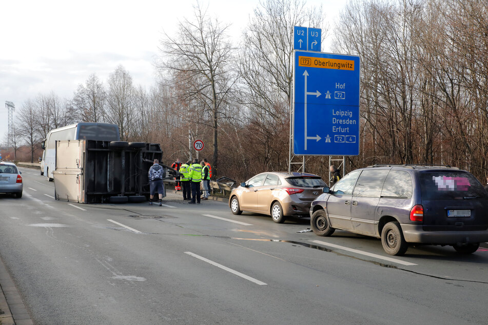 Ein Bus-Anhänger kippte am Sonntag auf der Neefestraße um. Es bildete sich Stau.