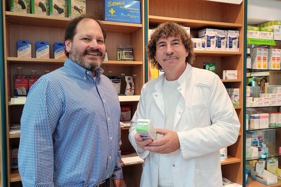 Chef Boris Osmann (52, l.) hat die Arnika-Apotheke übernommen, die von Filialleiter Andreas Heimburger (62) geleitet wird.