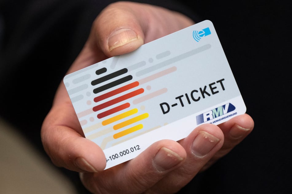 Das Deutschlandticket kostet weiterhin 63 Euro im Monat. Mit der nächsten Preisanhebung wird für Januar 2027 gerechnet.