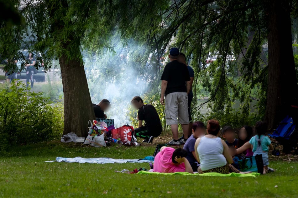 Grillen auf der Schloßteichinsel in Chemnitz ist beliebt, aber aktuell streng verboten.