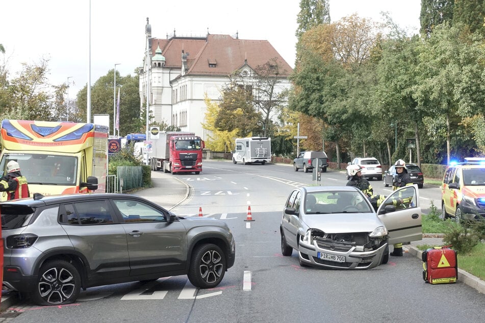 Rund drei Stunden war die Königsteiner Straße in Pirna zur Bergung der Fahrzeuge gesperrt.