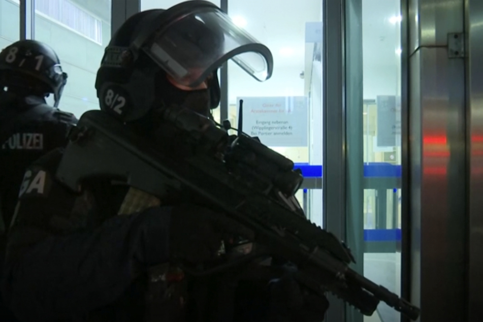 Schwerbewaffnete Einsatzkräfte sind nach den Schüssen in der Wiener Innenstadt im Einsatz.