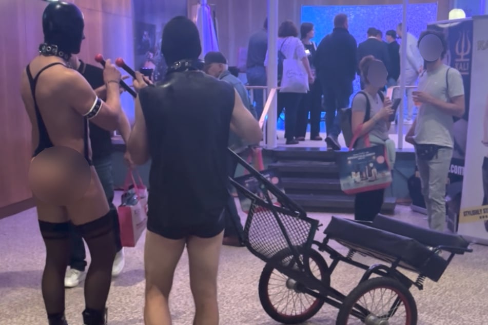 Viele Besucher staunten nicht schlecht, als die beiden Personen mit der Kutsche vorfuhren.
