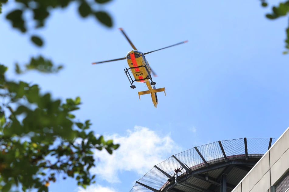 Mit einem Rettungshubschrauber ist der 55-Jährige in die Uniklinik nach Würzburg geflogen worden. (Symbolbild)
