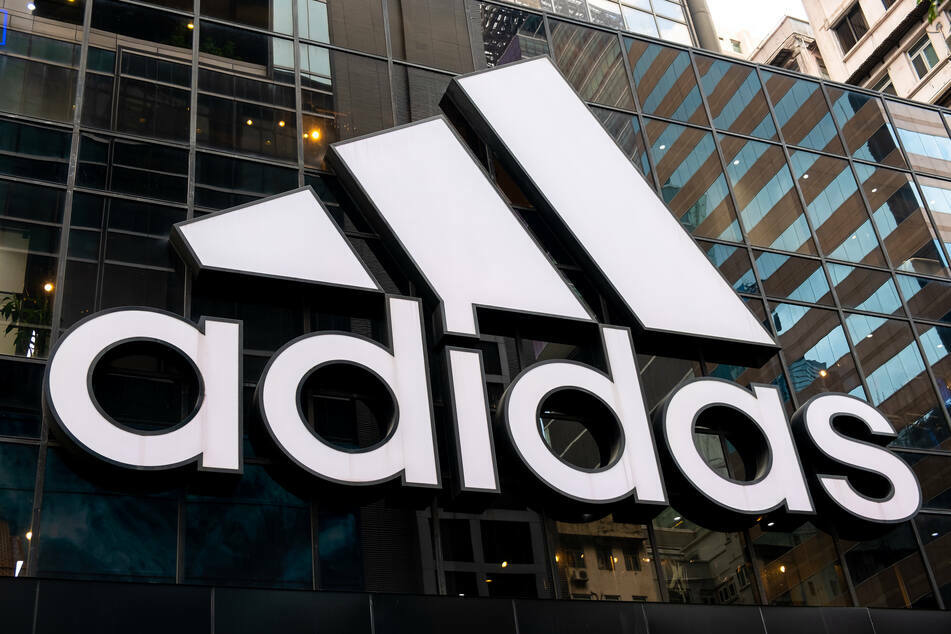 Der Sportartikelhersteller Adidas hat seine Erwartungen für das laufende Jahr gesenkt.