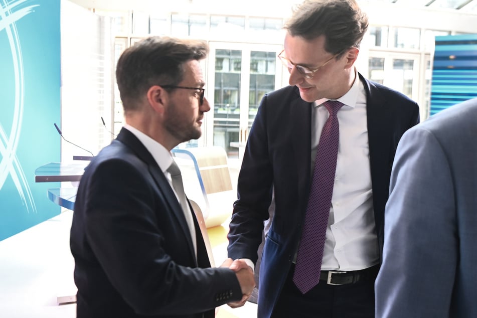 Die CDU mit Ministerpräsident Hendrik Wüst (46, r.) ist mit deutlichem Vorsprung vor der SPD mit Herausforderer Thomas Kutschaty (53, l.) die stärkste Kraft in NRW.