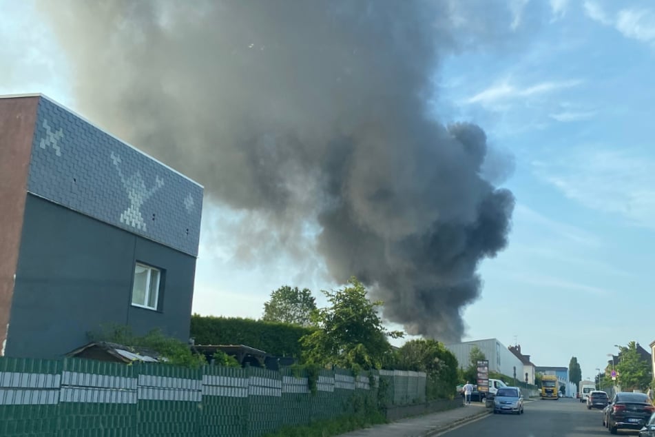Lagerhalle steht lichterloh in Flammen: Gewaltige Rauchsäule steigt auf