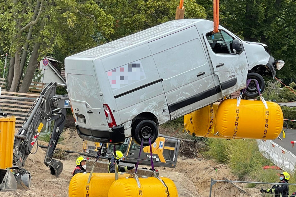 Tegeler Brücke: Transporter kommt von der Straße ab und landet im Wasser