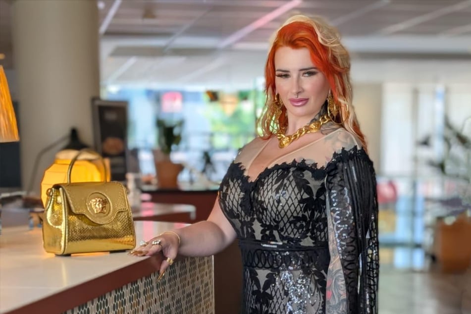 Lyn Künstner (33) im schwarzen Spitzenkleid im Hotel Martinez in Cannes - gleich fährt die Limousine vor.