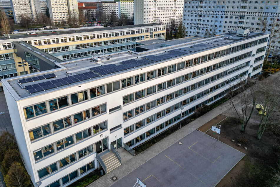 Eine Solaranlage auf dem Dach einer Leipziger Schule. Die Messestadt will laut Baubürgermeister Thomas Dienberg (Grüne) beim Thema Photovoltaik vorangehen. Das Ziel: Eine Anlage auf jedem neuen kommunalen Dach.