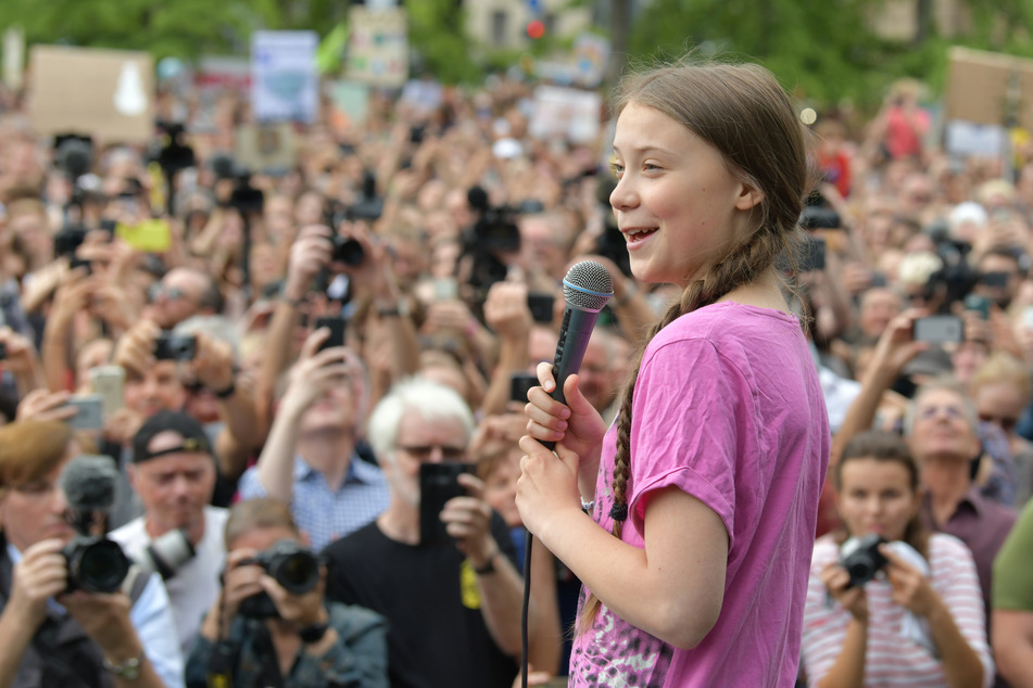 Sie ist wieder in Berlin! Greta Thunberg demonstriert vor dem Reichstag