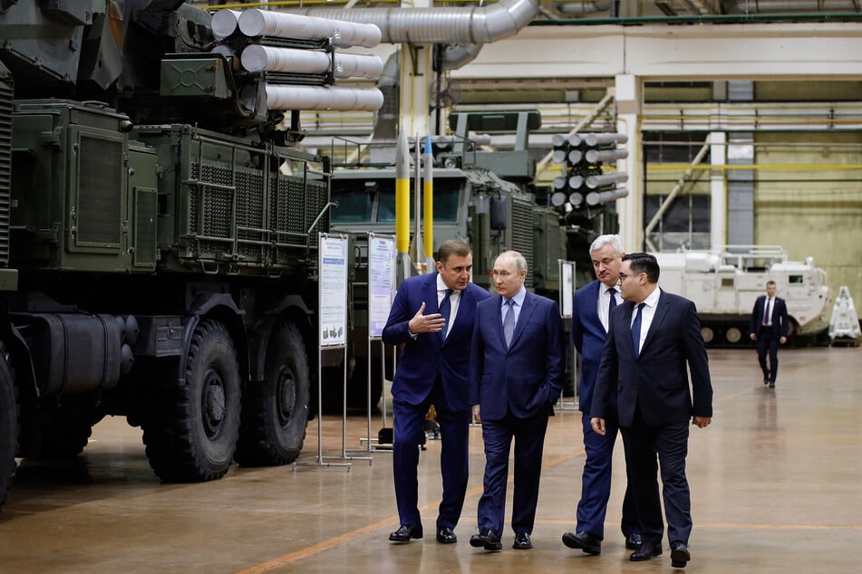 Präsident Putin (2.v.l.) besuchte am 23. Dezember eine Rüstungsfabrik und mahnte zu höheren Anstrengungen aller Beteiligten.